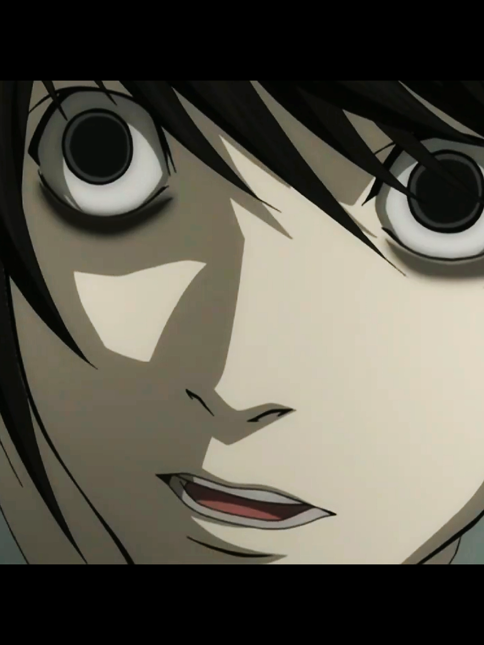 Тетрадь смерти - тетрадь смерти попадает Ягами Лайту, старшекласснику, который решает использовать её, чтобы очистить мир от преступников. Однако, его действия привлекают внимание загадочного детектива L, который пытается остановить его. Завязывается напряженная игра в кошки-мышки между двумя гениями, где ставки — судьбы миллионов людей. В процессе раскрываются тайны, меняются союзники и враги, а моральные границы размываются. В итоге, борьба за справедливость и правосудие принимает неожиданные и трагические повороты. (идея не моя) #anime#deathnote#fypシ#edit#тетрадьсмерти#аниме