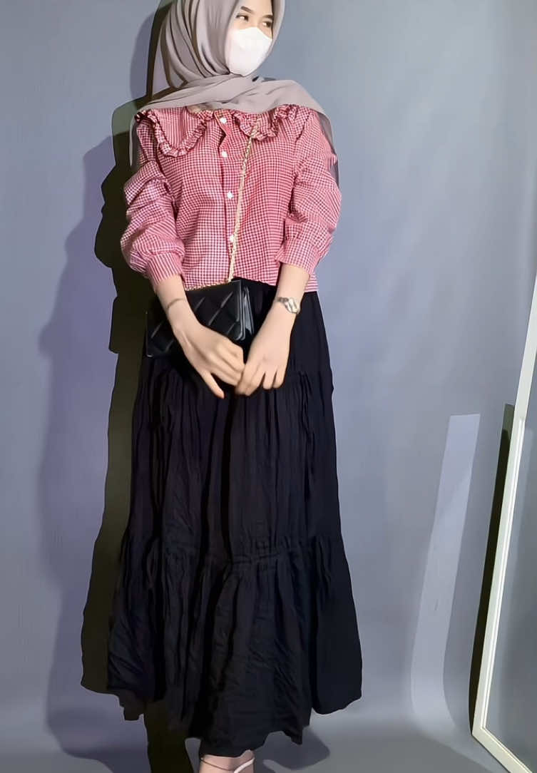 Kemeja crop gemes di paduin sm rok cakep bgt🌹 #kemeja #kemejacrop #kemejawanita #outfitinspo 