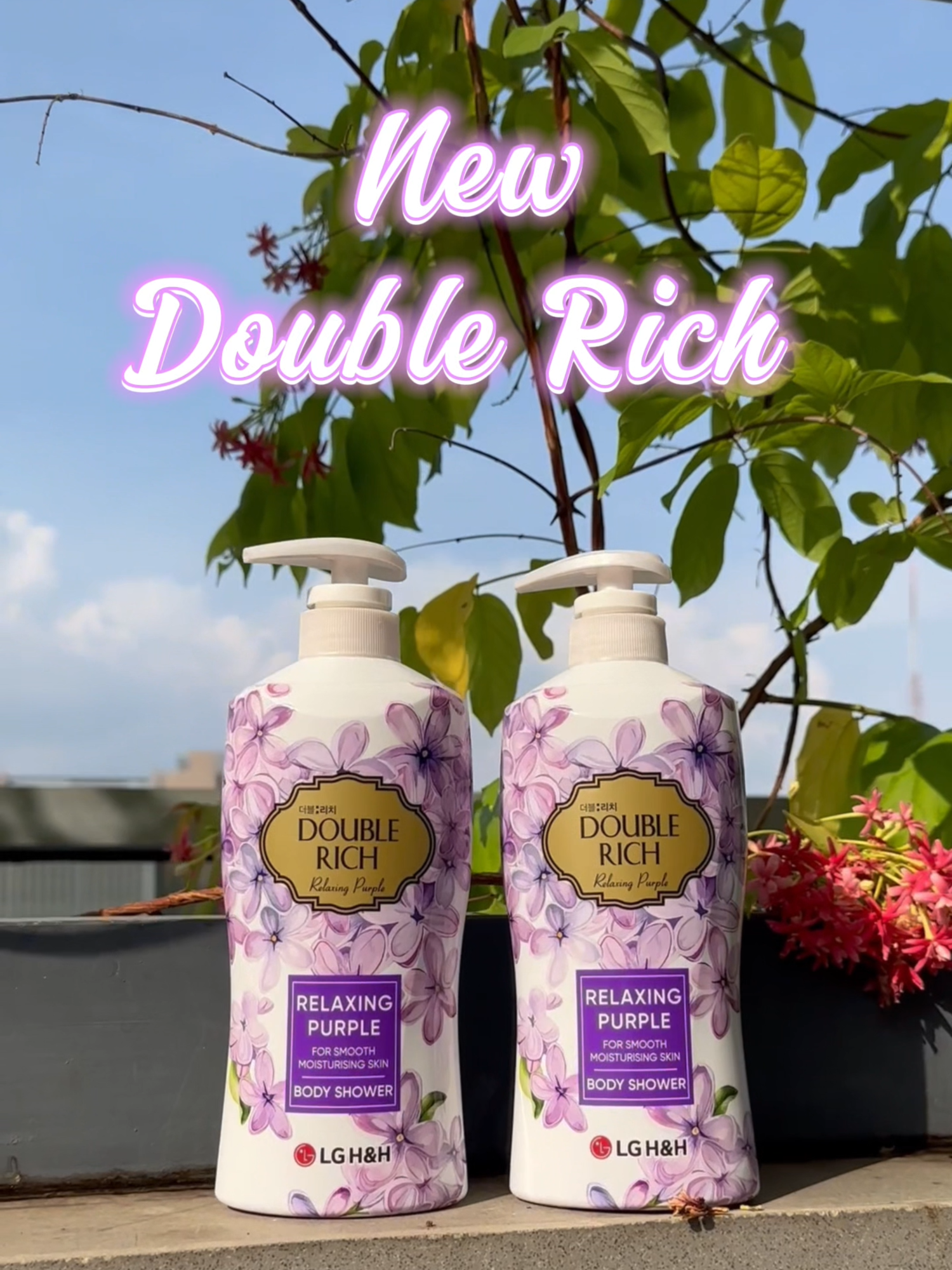 NGÁT HƯƠNG NHÀI THƯ THÁI GIỮA VƯỜN HOA Làn da nàng mướt mịn tựa cánh hoa chớm nở, mang trong mình hương nhài thanh khiết, dịu dàng lan tỏa mỗi khi nàng lướt qua. Tất cả đều nhờ Sữa Tắm Double Rich hương hoa nhài mới: ⭐️ Dưỡng chất nha đam cấp ẩm làm dịu, cho da thêm mềm. ⭐️ Tinh dầu jojoba giàu vitamin E len lỏi vào từng tế bào da, cân bằng độ ẩm và bảo vệ làn da mịn màng của nàng với. ⭐️ Dưỡng chất bơ hạt mỡ giúp nàng dưỡng ẩm sâu làn da bị khô. Nàng là thơ, cũng là nắng. Là đóa hoa khiến cả vườn xuân ngẩn ngơ sau mỗi lần trải nghiệm #Doublerich #SuatamDoubleRich #Suatamhoanhai #GapDoiThomMin #ChieuMoiLanDa #SuaTamHuongHoa #lgvinacosmetics