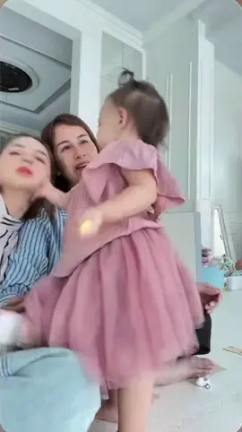 ชีผลักแม่แรงมาก😂 แต่รักแม่เมย์น้าาาา 🥰  #เทรนด์วันนี้ #โมเน่ลูกพ่อเซ็กแม่เม #โมเน่สุดสวย #โมเน่ #โซลโมเน่ #หลงโมนเน่วันละร้อยรอบ🥰 #โมเน่ 