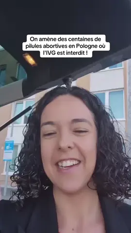 🟣 En route avec @Mathilde Panot depuis Berlin avec dans notre coffre des centaines de pilules abortives qui permettront à des polonaises d'avorter. Alors que l'extrême-droite s'attaque à nos droits et la Pologne interdit l'avortement, nous organisons la riposte & la solidarité féministe !