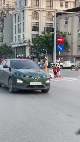 Có thể nhiều người không thích csgt vì luôn có những điều tiêu cực về họ. Nhưng cái gì cũng có nhiều mặt của nó. Có thể có những cái sai những cá nhân sai nhưng họ cũng hy sinh rất nhiều vì công việc vì an toàn của con đường. Còn suy nghĩ của tôi thì họ cũng là người cũng phải mưu sinh kiếm tiền nuôi vợ con nên tất cả đều nên có chừng mực vẫn là tốt nhất cho xã hội. 😅#csgt #viphamgiaothong #luatgiaothong #viralvideo #cuocsong #hanoi #laixe #langthangvanneo 