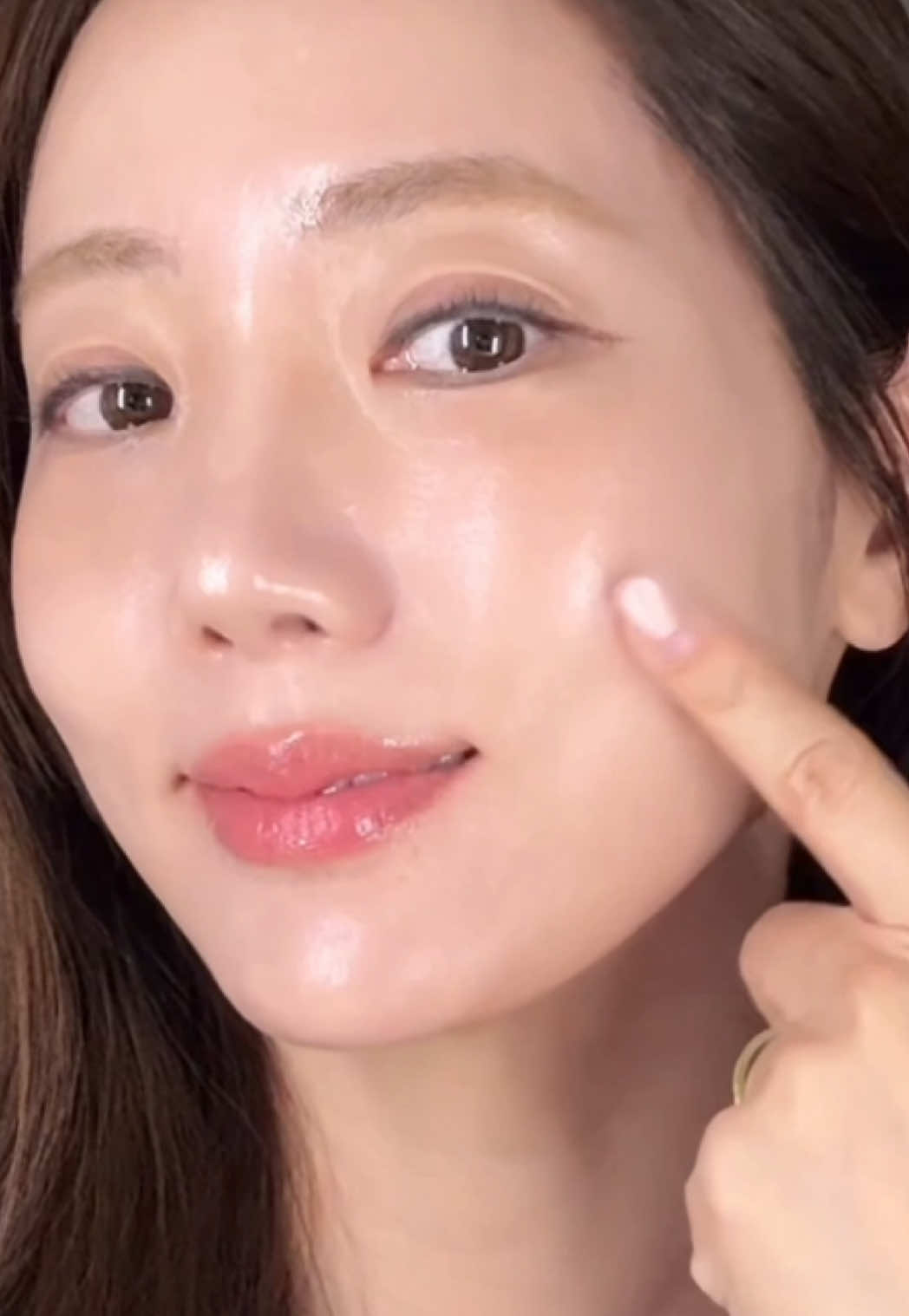 이 마스크 쓰고 나면 화장이 진짜 잘 돼✨ 글로시한 피부를 만들어봐👍 @mixsoon_global @OLIVE YOUNG Global  #kbeauty #kbeautymakeup #kbeautytok #kbeautyproducts #mixsoon #mixsoon #collagen  #kbeautytiktok #skintok #glassskin #koreanskincare #skincareroutine #collagenmask  #glowy #glowymakeup #glowyskin #선물