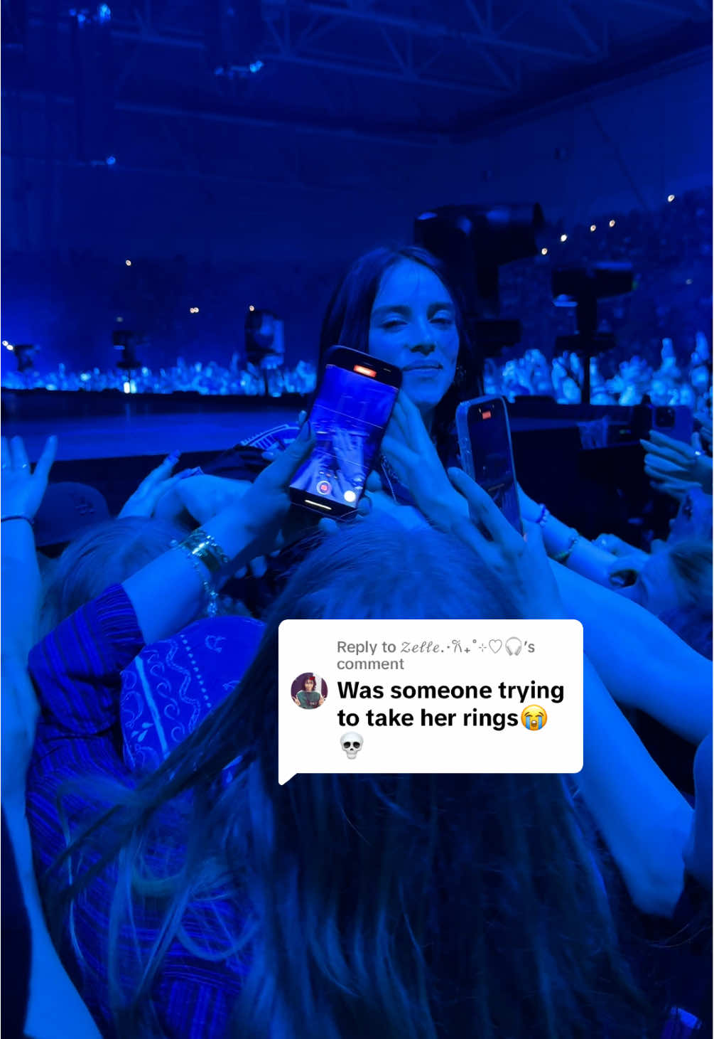 Replying to @𝒵ℯ𝓁𝓁ℯ.⋆𐙚₊˚⊹♡🎧 trying to steal her rings is CRAZY BEHAVIOR 😭😭😭 @BILLIE EILISH #fyp #concert #billieeilish #oslo #hmhas #hmhasoslo 