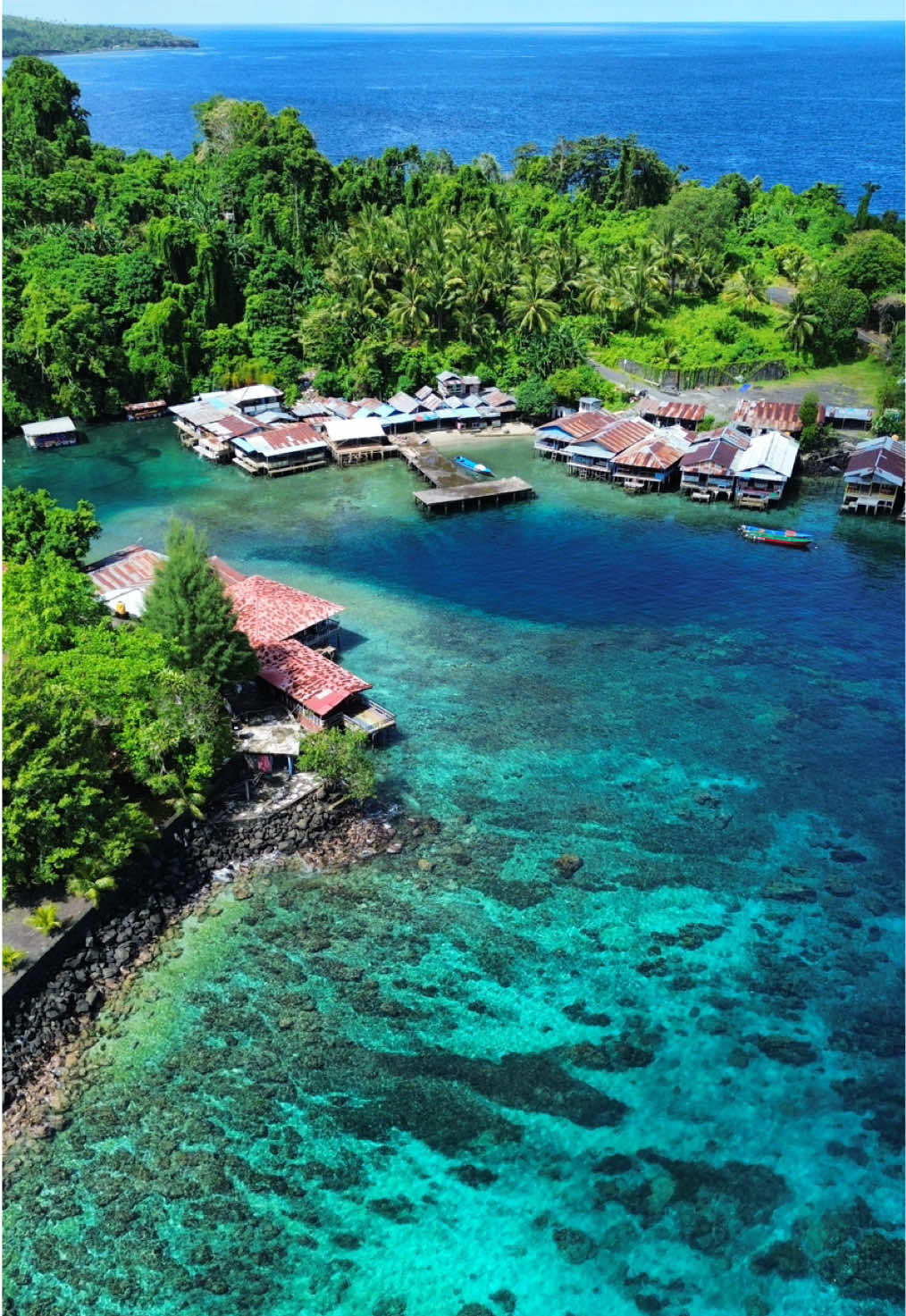 Emang boleh pantai secantik ini ada di Ternate 🥹✨ airnya biru jernih dan suasananya magical banget 😍 untuk kalian yang suka snorkeling jg bisa banget disini karena terumbu karangbya cantik! Jaraknya cuma sekitar setengah jam aja dari kota Ternate, yuk agendakan ke pantai ini 😍 Sorry bgt drone nya agak jello, kykny propellernya waktu itu agak error haha 📍Pantai Jikomalamo, Kota Ternate, Maluku Utara #malukuutara #exploreternate #wisataternate #pesonamaluku #wonderfulindonesia #pesonaindonesia #jikomalamo #ternate 