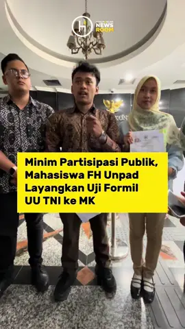 Lima mahasiswa dari Fakultas Hukum Universitas Padjadjaran resmi mengajukan permohonan pengujian formil terhadap Undang-Undang Nomor 3 Tahun 2025 tentang Perubahan atas Undang-Undang Nomor 34 Tahun 2004 tentang Tentara Nasional Indonesia (TNI) ke Mahkamah Konstitusi (MK). Kelima mahasiswa tersebut adalah Moch Rasyid Gumilar, Kartika Eka Pertiwi, Akmal Muhammad Abdullah, Fadhil Wirdiyan Ihsan, dan Riyan Fernando. Permohonan diajukan dalam tenggat waktu 45 hari sebagaimana diatur dalam Peraturan Mahkamah Konstitusi mengenai batas waktu pengajuan uji formil. “Permohonan ini kami dasarkan pada berbagai pelanggaran prosedural dalam proses pembentukannya. Sebagai mahasiswa hukum, kami merasa memiliki tanggung jawab akademik untuk mengawal proses pembentukan undang-undang yang sesuai dengan prinsip-prinsip konstitusional,” ujar Moch Rasyid Gumilar sebagai Pemohon I sesaat setelah menyerahkan berkas dan alat bukti di gedung MK, Selasa (29/4). Rasyid menjelaskan, salah satu alasan utama diajukannya uji formil ini adalah ditemukannya indikasi pelanggaran terhadap asas due process of law dalam pembentukan peraturan perundang-undangan. Ia mencontohkan bahwa Presiden baru mengumumkan pengesahan undang-undang tersebut pada 17 April, padahal UU tersebut sudah diundangkan pada 26 Maret. “Kita bisa melihat contohnya Presiden baru mengumumkan adanya pengesahan dari Undang-Undang Nomor 3 tahun 2025 ini di tanggal 17 April. Namun faktanya kita mengetahui bahwa undang-undang ini sudah diundangkan tanggal 26 Maret. 21 hari pasca diundangkan baru disebarluaskan,” katanya. Lebih lanjut, Rasyid menguraikan sejumlah pokok permohonan. Pertama, pembentukan UU TNI dinilai tidak melibatkan partisipasi publik yang bermakna. Kedua, proses legislasi dianggap tidak sesuai dengan asas-asas pembentukan peraturan perundang-undangan. Ketiga, UU TNI ini tidak termasuk dalam Program Legislasi Nasional (Prolegnas) prioritas sebelumnya, namun secara tiba-tiba dimasukkan hanya karena adanya surat Presiden kepada DPR. “Beberapa bulan lalu, revisi UU TNI ini belum masuk Prolegnas prioritas. Tapi dalam waktu yang sangat singkat, tiba-tiba masuk hanya berdasarkan surat Presiden. Ini menunjukkan tidak adanya transparansi dan pengabaian prinsip perencanaan hukum,” tegas dia. #ujiformil #uutni #mk 
