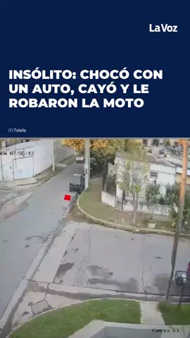 TRÁGICA SEGUIDILLA😨 Un motociclista sufrió un violento asalto luego de ser embestido por un automóvil. El hecho ocurrió en el barrio Santa Isabel II Sección, en la zona sur de Córdoba. Tras el choque, los agresores lo golpearon y le robaron la moto en menos de 15 segundos. Según relataron vecinos del lugar, la Policía tardó alrededor de media hora en llegar al lugar. #Córdoba #Inseguridad