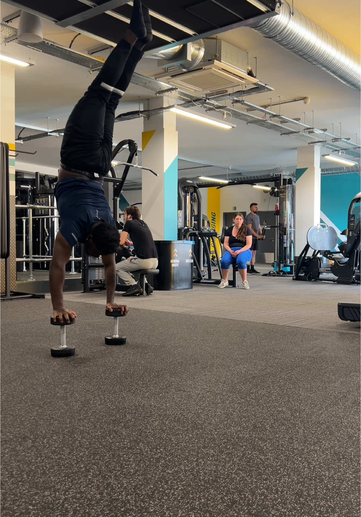 Can’t tell if she’s impressed or not😂 #handstand #Fitness #workout #yogatips #balance #zeenoeu 