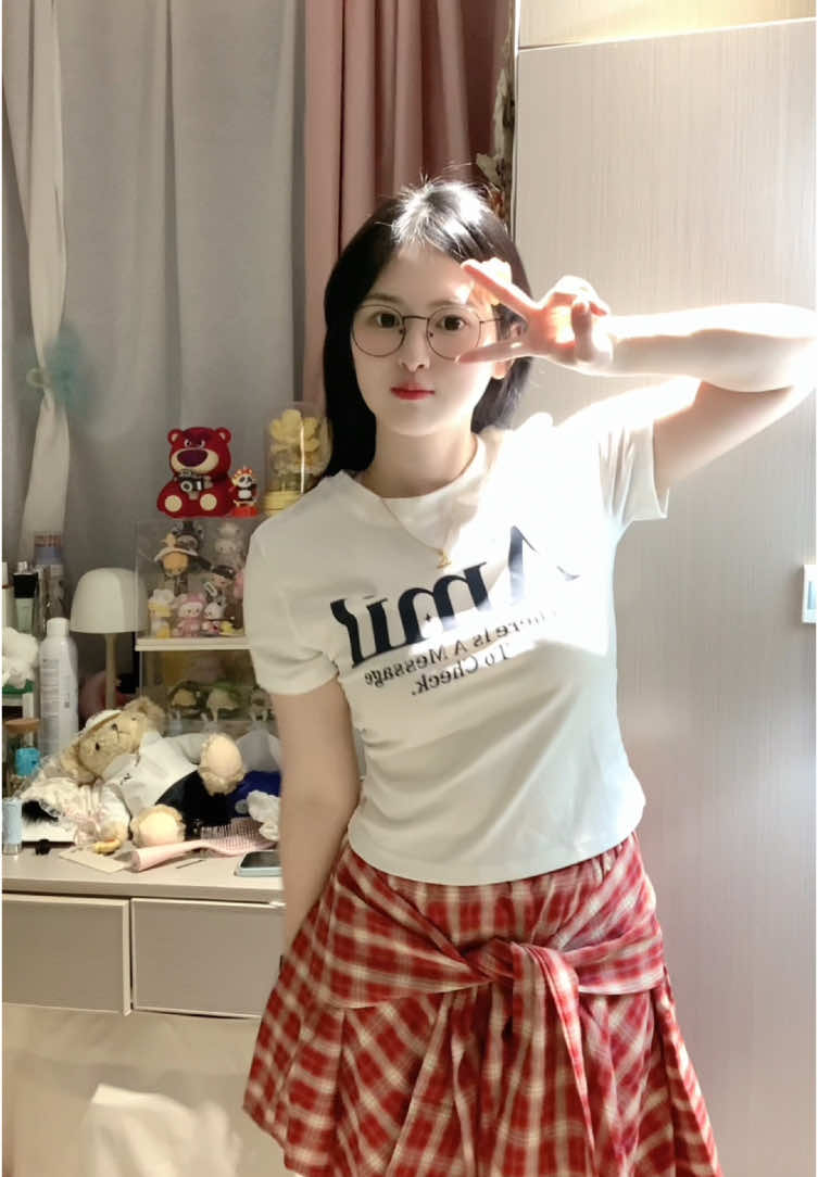 A white t-shirt paired with a plaid skirt is trully amazing 💛💛 #daily #ootdfashion #fyppppppppppppppppppppppp #OOTD #foryoupage 