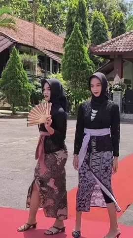 🥶🥵 #fashionstyle #kartiniday #fashionshow #harikartini #javanese #kebayabali #fyppp #smkbisa #masukberanda #lewatberanda #trending #smkjatipuro #fypppppppppppppp 