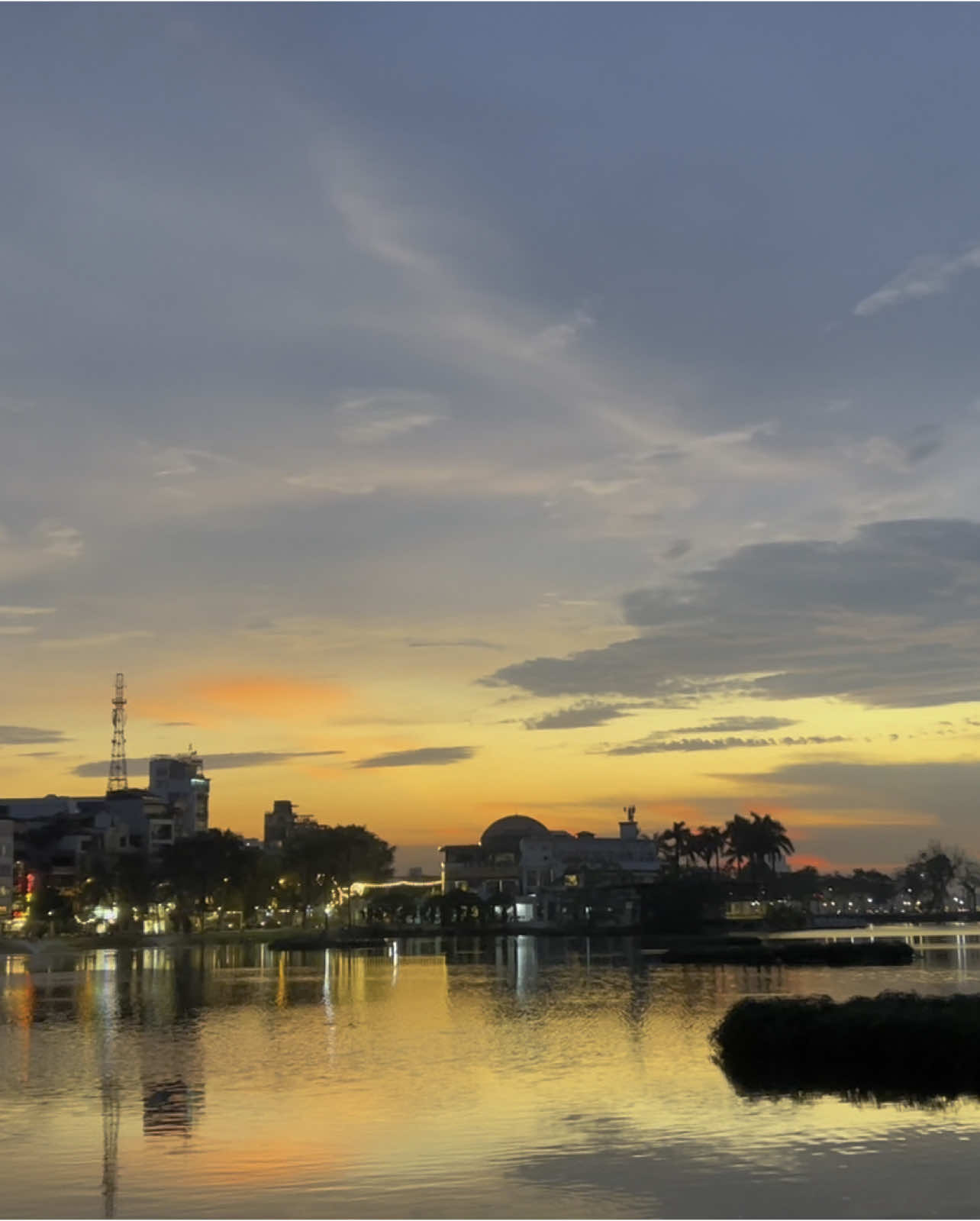 Bầu trời thì quá rộng lớn còn trái tim anh thì lại quá nhỏ làm sao anh có thể làm rung động cả bầu trời… @Hà Nội Về Đêm ❤️ #langthanghanoi #hanoivedem❤️ #nhachaymoingay #xuhuong2025 
