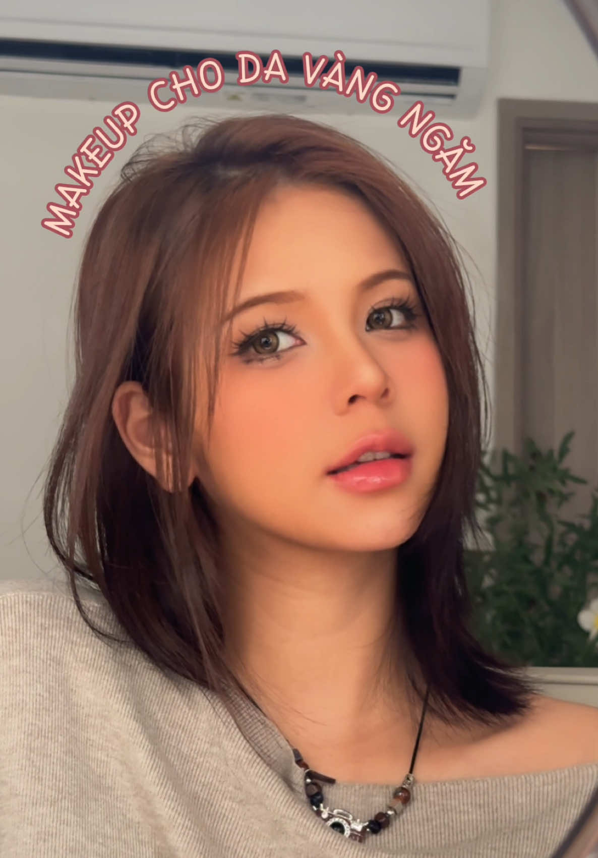 Hướng dẫn makeup CHO DA VÀNG NGĂM 🍪☕️ Các sản phẩm xuất hiện trong video: 1/ KEM LÓT SAIE GLOWY SUPER GEL sun glow 2/ CHE KHUYẾT ĐIỂM TFIT 04 DARK 3/ MÁ HỒNG JUDY DOLL 01 4/ PHẤN PHỦ KHÔNG MÀU CARSLAN 5/ BẢNG MẮT JUDY DOLL 28  6/ GEL KẺ MẮT JUDY DOLL 7/ MI GIẢ trong TIKTOKSHOP tui có 8/ KEO DÁN MI VIVI 9/ PHẤN KẺ MÀY CARSLAN 01 10/ CHÌ KẺ MÔI UNLEASHIA no.6 11/ SON BÓNG D'ALBA  hashtag để brand thấy tình iu của tui thui chứ hông có được booking quảng cáo gì hết đâu nha :3 #goclamdep #BeautyTok #sayhitothew #SAIEbeauty #TFIT #TFITCONCEALER #JUDYDOLL  #CARSLAN #UNLEASHIA #DALBAVN #kbeauty #koreanmakeup #kbeautyproducts 