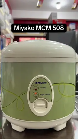 Miyako tipe ini memiliki desain yang khas Indonesia yaitu wayang. Dengan lapisan panci yang terbuat dari bahan Non PFOA membuatnya lebih aman digunakan karena tidak akan terjadi reaksi kimia yang dapat membahayakan tubuh. Spesifikasi : - Kapasitas : menanak 1,8 L / menghangatkan 5 L - Fungsi 3 in 1 : memasak, mengukus, dan menghangatkan - Daya : menanak 395 W/ menghangatkan 77 W - anti lengket & anti karat - aksesoris : sendok nasi, gelas ukur, pengukus - Warna cream dengan motif wayang - pemanas 3 arah : atas, tengah, dan bawah - Garansi resmi MIYAKO 1 tahun #miyako #mcm508 #ricecookermurah 
