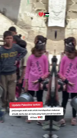 Masyarakat Gaza saat ini hidup dalam penderitaan yang tak berkesudahan. Wajah mereka tertutup debu, mata mereka berkabut karena duka, dan kesedihan terpampang di raut wajah mereka. Rumah mereka telah berubah menjadi puing-puing, kenangan mereka terkubur di bawah reruntuhan. Tenda telah menggantikan atap, jalanan telah menggantikan ruangan, dan tanah telah menjadi tempat tidur mereka. Tidak ada air bersih, tidak ada makanan yang cukup, tidak ada obat untuk menyembuhkan, dan tidak ada pekerjaan untuk menjaga martabat. Bahkan tawa anak-anak pun kian melemah, seolah takut mengganggu kehancuran. Setiap hari... Perjuangan melawan kelaparan, melawan kedinginan, melawan panas, melawan ketakutan... Dan seiring berlalunya hari, secuil harapan pun hilang.  #💔 