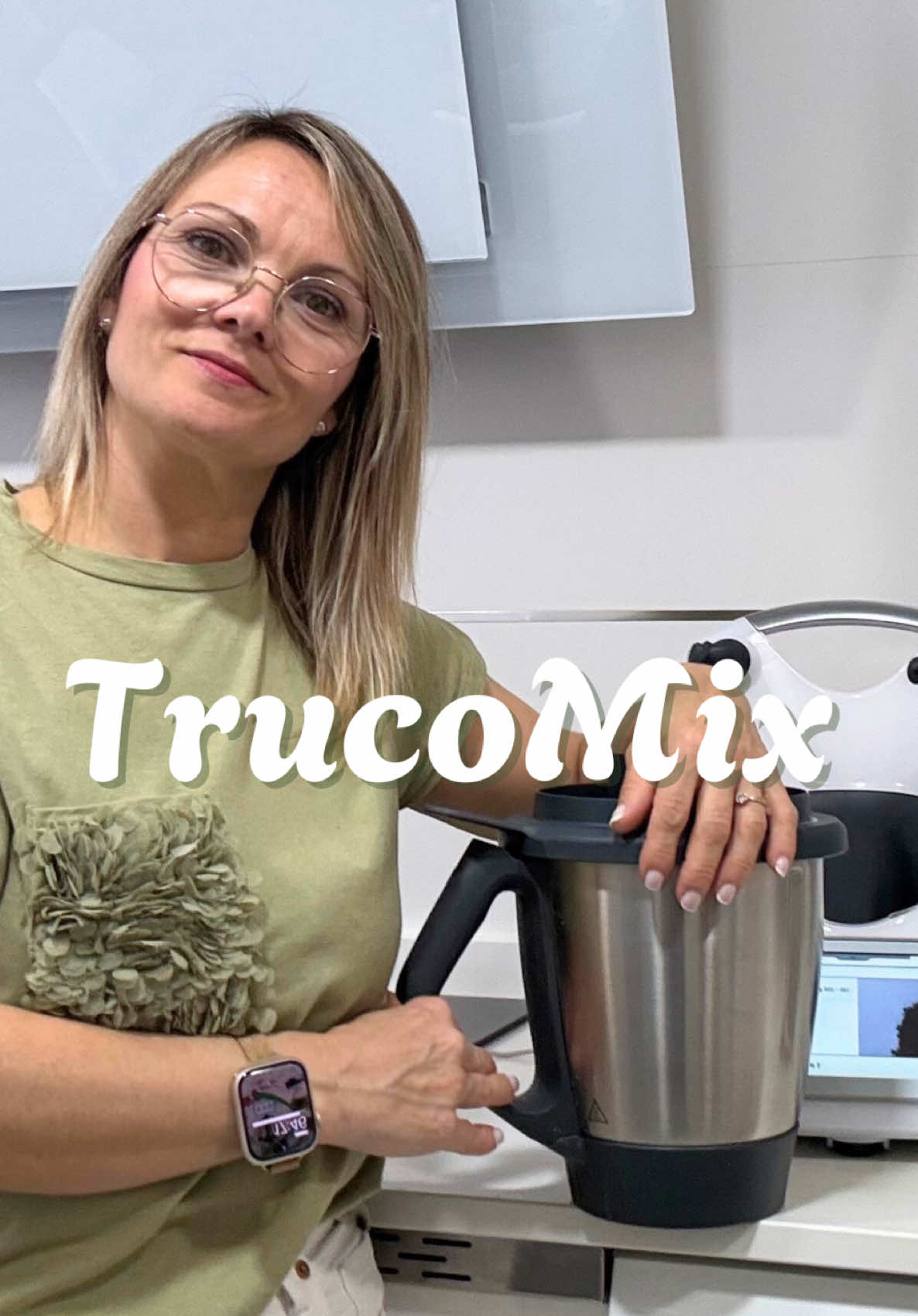Así de fácil es que se quite ese color amarillento de la tapa! Y aprovechando los mejores recursos que nos da la naturaleza, esto se puede hacer hasta con el apagón! 😂♥️ #thermomix #thermomixtm6 #thermomixtm5 #thermomixrecetas #cocina #thermorecetas #cocinafacilisimo #recetas #apagón 