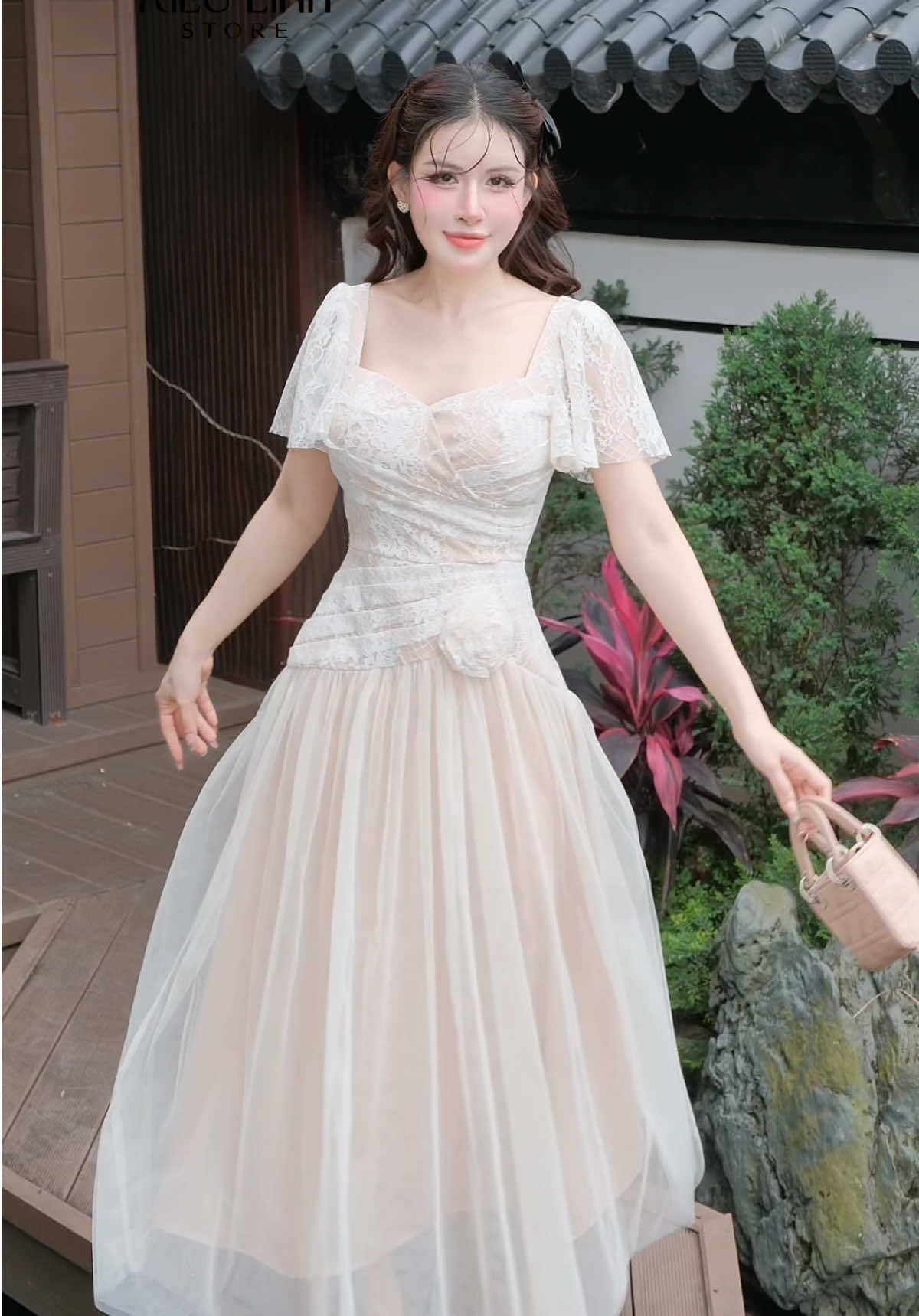 Lâu lâu lại kiếm được chiếc ren xuất sắc như này nàyyy 😍 như ngôi sao sáng lunnnn ❤️ #kieulinhstore6868 #vaydutiecsangchanh #vayxinh #vaythietkecaocap #vayxinhmoingay #TikTokFashion #vayren #maxidress #vaymaxi 