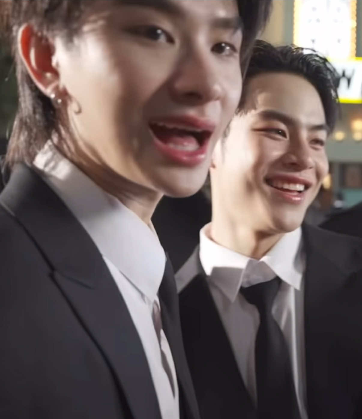 มาร์ค : เต็ม ๆ เจอแน่ ไทย : หมาคุณชื่อไรนะ (พูดกว่าจะถูกไทย)  แล้วมาร์คไทยแฝดมาก #thaichayanon #marckris #BUS_BOWWOW #BUS_BehindTheScences #fyp 