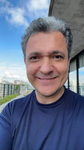 Nem todo vilão é quem dizem. Às vezes, quem mais ajudou… é quem mais é atacado. A psicologia chama isso de dissonância cognitiva: quando a pessoa erra e inventa desculpas pra aliviar a culpa. Não endureça seu coração por causa da injustiça dos outros. Continue sendo luz. O tempo sempre revela quem é quem. Se você já viveu algo parecido, comenta aqui. Sua história pode inspirar alguém a não desistir. #resiliência #propósito #essência