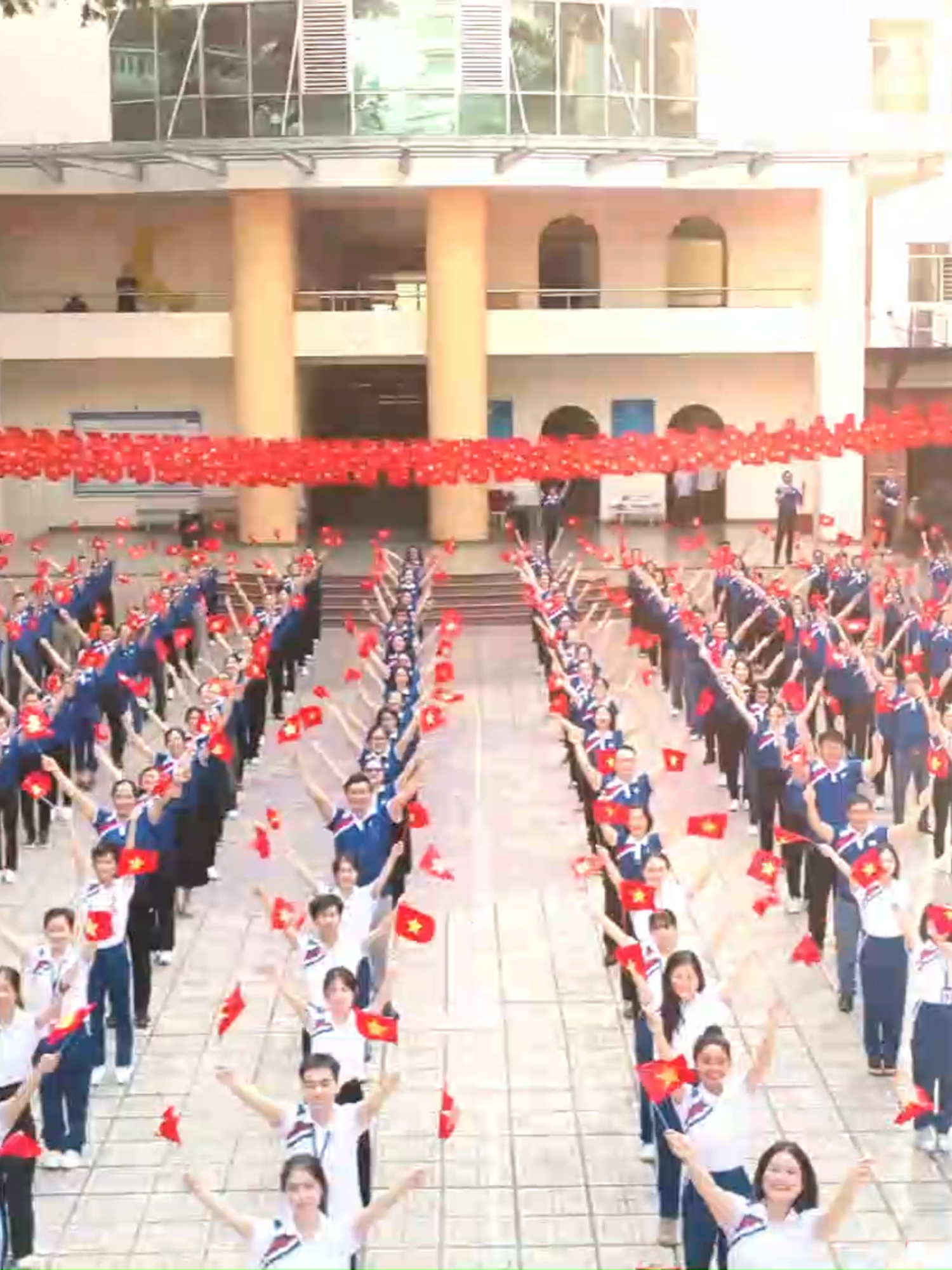 🔥 50 năm Ngày giải phóng miền Nam, thống nhất đất nước - HCMUE cháy hết mình cùng đại lễ của toàn dân tộc# Gần 500 viên chức, sinh viên đã cùng hòa nhịp vào màn đồng diễn rực rỡ trong sắc cờ đỏ sao vàng hòa cùng màu áo truyền thống của Trường 💃🕺 Đây như là một lời tri ân sâu sắc gửi đến quá khứ, và một cam kết dựng xây tương lai bằng tri thức và cống hiến. 🎬 Lịch sử vang dội - Hiện tại rực rỡ - Viết tiếp tương lai! #HCMC50 #giaiphongmiennam #30thang4  #HCMUE #