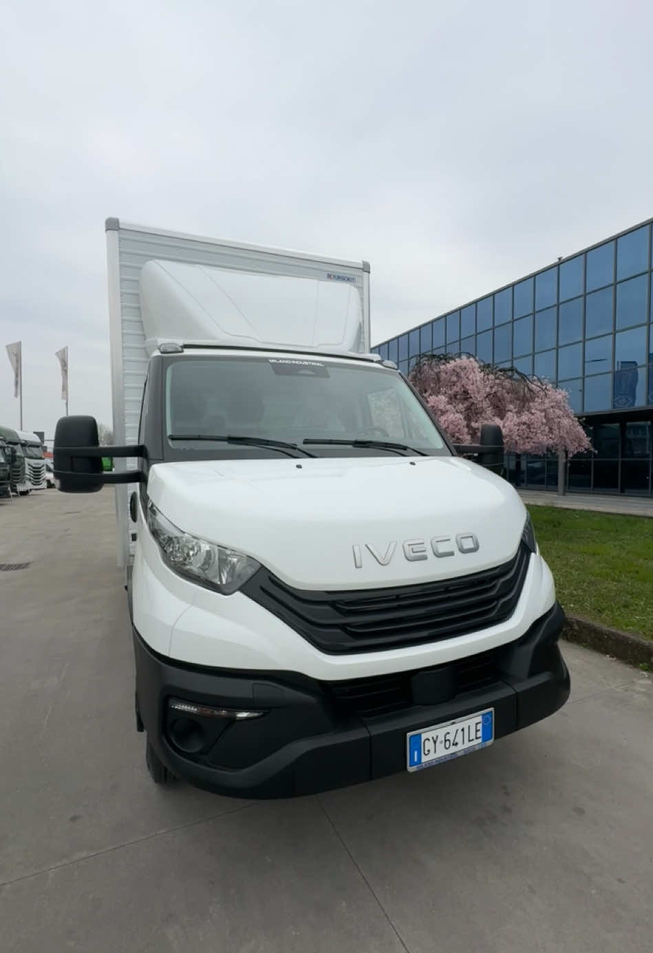 🚛 Nuova consegna per Orme Srl! Un comodissimo Iveco Daily 35C18H allestito su misura con furgone per il trasporto di abbigliamento appeso.  💥 Questo veicolo è progettato per garantire la massima protezione e ordine durante il trasporto, ideale per le esigenze logistiche di Orme Srl.​ #Consegna #IvecoDaily #Allestimenti #IVECO #Milanoindustrial #ConsegnaVeicolo 
