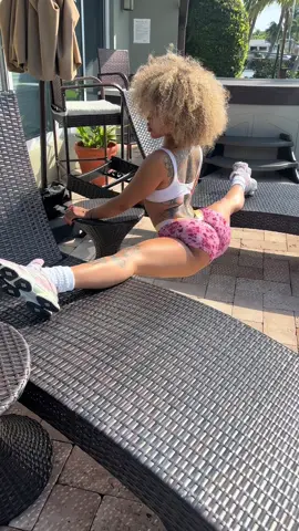 Morning splits :) #fyp #flexibility #stretch 