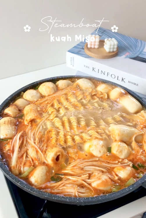 Steamboat Kuah Miso ✨ Yukk bikin steamboat yg satset tinggal cemplung” ajaa, untuk kuahnya aku pakai bumbu spicy miso dari @Kuwafood Official yg bikin praktis banget, rasanyaa juga enakkk bangett gk usah ditambahin bumbu lainnya, pokoknya kalian wajib cobain sih 😍  #solusimasaksimple #KUWAfoodhotpot #steamboat #hotpot #homecooking #resepsimple #resepsimple #resepmudah 