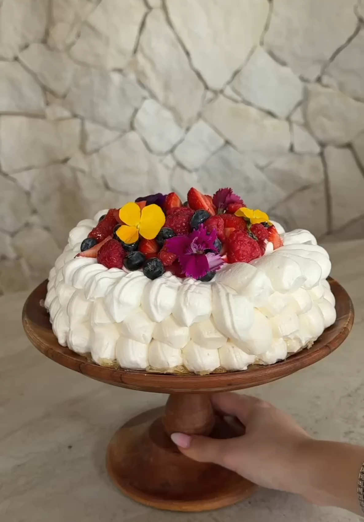 פבלובה💞 קינוח מרהיב ביופיו, מרענן וקריספי  ותכלס הוא קל ופשוט להכנה  אבל…. חייב להיות מדוייק  ואני עושה הכל לפי העין ולא מדייקת  ובפבלובה זה לא עבד לי 😜 אז הבאתי שחקנית חיזוק מהממת  האחיינית שלי לורנה שהיא אלופה באפיה וביחד הכנו פבלובה מושלמת וחגיגית  ועשינו אותה פרווה שתהיה מושלמת לקינוח של אחרי על האש  של יום העצמאות 😋😜 ואני כבר מזהירה אתכן הקינוח הזה ממכר!!!  למרנג: 250 גרם חלבון (בערך 7 חלבונים מביצים L) 188 גרם סוכר (בערך כוס ועוד 3 כפות) 120 גרם אבקת סוכר (בערך כוס) חצי כפית מיץ לימון לריבת תותים: חבילת תותים קפואים 3 כפות סוכר  להניח בסיר קטן את התותים+סוכר, לערבב עד שמתרכך. בעזרת מוט בלנדר נבלנדר לבלילה חלקה/למעוך בעזרת מזלג. לקרם: מיכל קצפת צימחית  כפית תמצית וניל  אינסטנט פודינג וניל  1/2 כוס מים/ חלב שקדים או סויה אופן ההכנה הפבלובה : 1.מערבבים את החלבונים והסוכר בקערה עד שהסוכר יטמע, לאחר מכן מעבירים את הקערה מעל סיר עם מים רותחים ומערבבים עד שהסוכר נמס. 2,מעבירים למיקסר ומקציפים על מהירות גבוהה,לפחות 6 דק) עד שנוצר מרקם לבן חלק וקשה. 3.מוסיפים פנימה את האבקת סוכר+לימון ומערבבים רק עד איחוד. 4.מזלפים את המרנג על נייר אפייה ומכניסים לתנור שחומם מראש על 80 מעלות במצב טורבו למשך 3 שעות. 5.מכינים את הקרם (מקציפים את כל המרכיבים עד לקבלת קצפת יציבה. 6.מרכיבים את הפבלובה לפני ההגשה - קרם, ריבת תותים ופירות. אז רוצו להכין  שיהיה בתאבון 😋