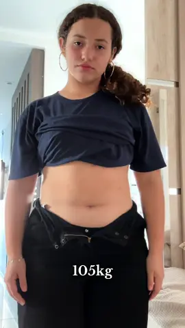 Hoje eu me sinto cada dia mais realizada com a minha evolução. Já eliminei 26kg, estou com 79kg e sigo firme na meta de perder mais 10. Olhar pra trás e ver de onde eu saí me enche de orgulho. Não foi fácil, mas foi possível e está sendo transformador. Se você também sonha com uma mudança, começa. A sua força tá aí dentro, só esperando pra ser descoberta. 💖#emagrecimento #fypシ゚ 