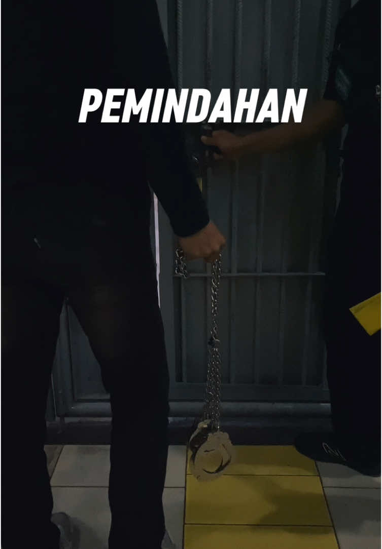 Kurangi Overcrowded, Lapas Ketapang Laksanakan Pemindahan 96 Warga Binaan Ketapang, INFO_PAS — Dalam upaya mengurangi overcrowded dan menjaga stabilitas keamanan serta ketertiban, Lembaga Pemasyarakatan (Lapas) Kelas IIB Ketapang melaksanakan kegiatan pemindahan sebanyak 96 orang warga binaan. Kegiatan ini dilaksanakan dengan pengamanan ketat dan bersinergi bersama Polres Ketapang, serta didukung oleh Satuan Brimob Polda Kalimantan Barat pada Selasa (29/4). Dari total 96 orang warga binaan yang dipindahkan, sebanyak 76 orang dipindahkan ke Lapas Kelas IIA Pontianak, sedangkan 20 orang lainnya dipindahkan ke Lapas Perempuan Kelas IIA Pontianak. Proses pemindahan ini merupakan bagian dari upaya strategis dalam penataan hunian dan optimalisasi pembinaan warga binaan.  Kepala Lapas Kelas IIB Ketapang, Jonson Manurung, menyampaikan bahwa langkah ini diambil sebagai respon terhadap kondisi hunian yang sudah jauh melebihi kapasitas yang seharusnya.  “Overcrowded ini sangat berisiko terhadap stabilitas keamanan dan ketertiban. Oleh karena itu, pemindahan ini menjadi salah satu solusi terbaik untuk mengurangi tekanan dan potensi gangguan yang ditimbulkan oleh kelebihan kapasitas tersebut,” jelas Kalapas Ketapang. Meski menghadapi situasi overcrowded, Lapas Ketapang terus berupaya memberikan pelayanan terbaik bagi warga binaan. Pemindahan ini merupakan salah satu langkah konkret yang diambil untuk mengurangi kepadatan dan memastikan pelayanan yang lebih optimal, serta menjaga kenyamanan dan keamanan di dalam Lapas Ketapang. (AG) #kemenimipas #dirjenpas #sesditjenpas #pemasyarakatankalbar #lapasketapang #humaslapasketapang #panenrayaserentak