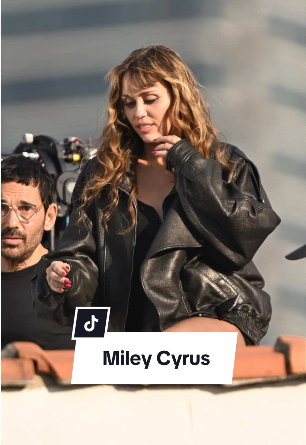 Spotted: @Miley Cyrus shooting a commercial in #newyorkcity. #voguegermany #mileycyrus #mileycyrusflowers #mileycyrusfans #miley #mileycyrusedit #hannahmontana 