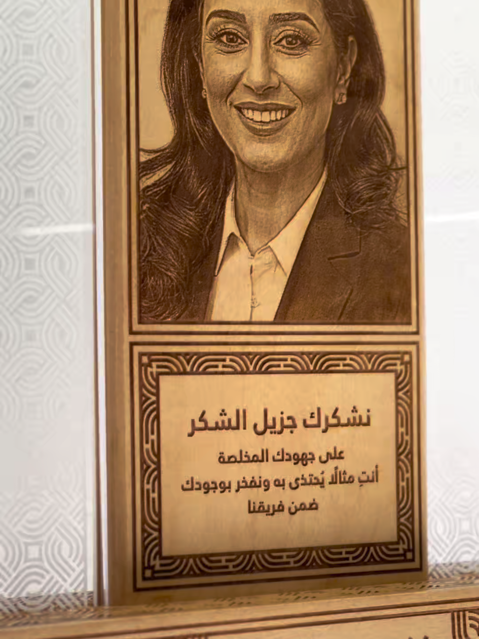 تخيل النظرة التي سترتسم على وجوههم عندما يرون أسمائهم محفورة على هذا التذكار الجميل! هذا التذكار ليس مجرد لحظة عابرة، بل هو تذكير دائم بإنجازهم الذي سيحتفظون به لسنوات قادمة. اطلب كأسك اليوم واجعل إنجازهم لا يُنسى حقًا! ✨ 🎯 مثالية لـ: ✔️ المتميزين في العمل ✔️ جوائز الشركات ✔️ الاحتفالات بالإنجازات 🔖 تُخصص بالاسم، المسمى الوظيفي، والصورة لتكون لمسة شخصية فريدة. 📩 تواصل معنا الآن لتصميم جائزتك الخاصة! #LaserGallery #EngravedMemories #TimelessTrophy #BlackAndGoldElegance #AwardCeremony #CelebrateExcellence #PersonalizedAwards #CreativeRecognition #BusinessAccolades