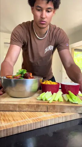 Hector veut des Buffalod Chicken Wings 🌶️🐔 Ingrédients : - 800g d’ailes de poulet - Pour la marinade/panure : Citron, paprika, piment d’espelette, ail en poudre, sel, poivre, maïzena. - Pour la sauce Buffalo : Beurre, sauce piquante et miel. - Pour la sauce Ranch : Yaourt, mayo, citron vert, persil, cébette, sel, poivre. À déguster avec du maïs au beurre, et des bâtonnets de céleri #recetteetudiant #mukbang #recettefacile #recetterapide 