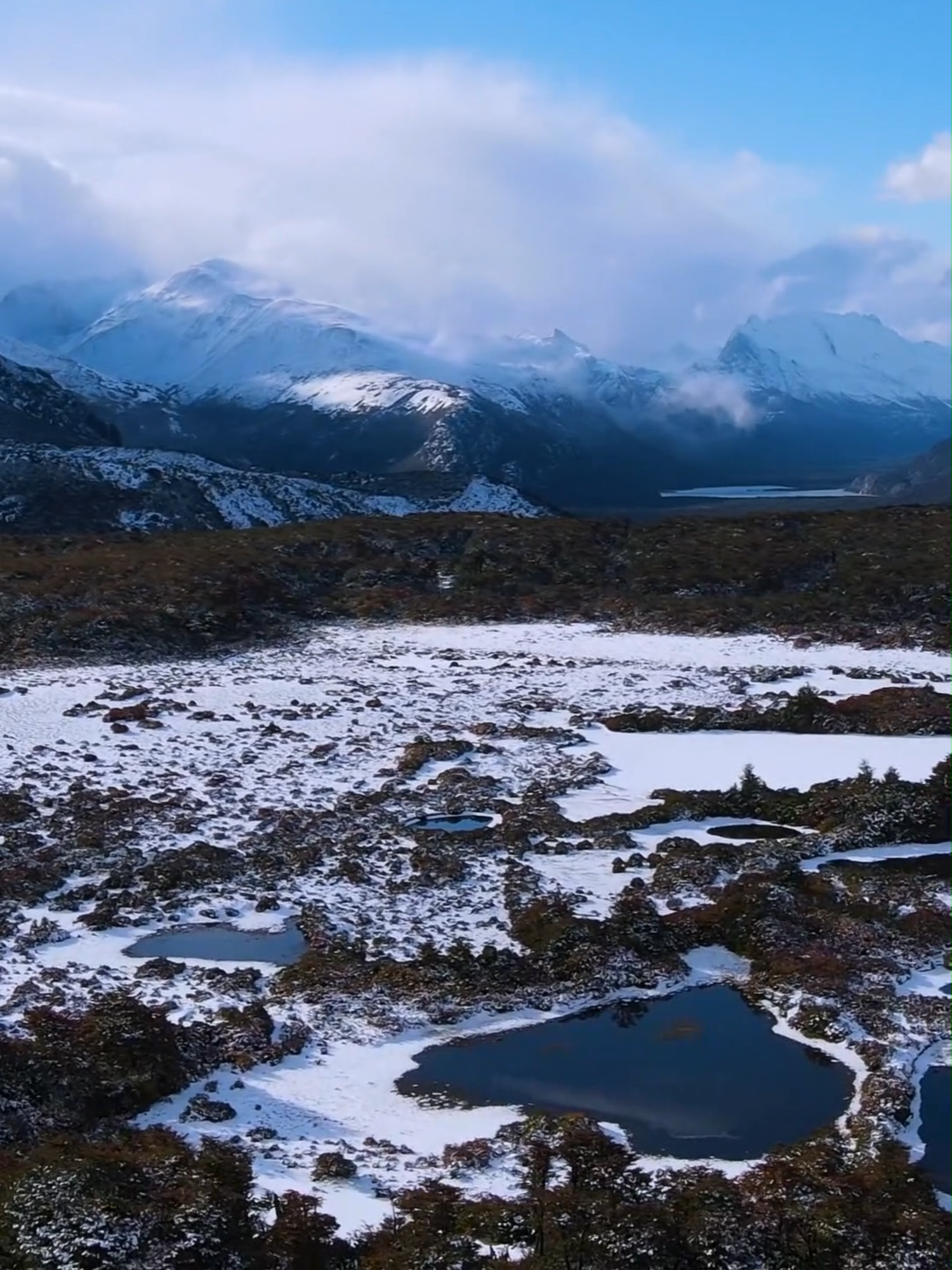 você sabe onde fica a Patagônia? Você sabia que a Patagônia é dividida entre dois países e já foi lar de dinossauros gigantes? 🌍❄️ Descubra essas e outras curiosidades sobre esse lugar incrível no fim do mundo! Comenta aqui qual curiosidade você mais gostou! 👇🐧✨ 🏷️ Hashtags: #Patagonia #Curiosidades #ViagemDosSonhos #Pinguins #Dinossauros #NaturezaSelvagem #Turismo #FatoCurioso #MundoIncrível #TikTokCultura #Geografia #ViajandoPeloMundo #TikTokBrasil #criosidadestiktok #curiosidades #História