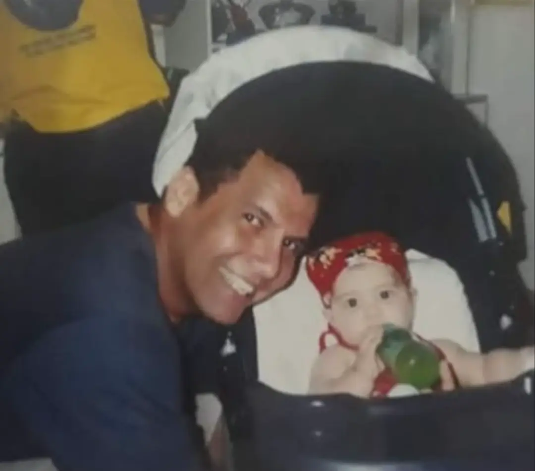 Pai, feliz 51 anos! Hoje o coração aperta um pouquinho por não poder te dar aquele abraço apertado, mas também ele se enche de gratidão e amor por tudo que o senhor é e sempre foi para mim. Mesmo com o tempo e a distância que a vida colocou entre a gente lá no começo, o senhor nunca mediu esforços para me dar tudo que estava ao seu alcance. Eu sei que o senhor abriu mão de sonhos, planos e de parte da sua liberdade por mim, isso nunca passou despercebido! Agora, do meu lado, também estou trilhando meu caminho, em busca dos meus sonhos e a cada passo que dou carrego um pedaço do que aprendi com você: força, responsabilidade e, acima de tudo, amor. Pai, eu sinto sua falta todos os dias, mas carrego o senhor comigo em cada escolha que faço. Obrigada por uma vida de cuidado, presença e sacrifício, que o senhor colha em dobro tudo o que plantou por mim.Te amo além da vida, parabéns ❤️🎉🎂🎂🎉