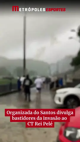 O perfil oficial da Torcida Jovem Santos divulgou nesta terça-feira (29/4) imagens da invasão feita ao CT Rei Pelé na tarde dessa segunda (28/4). Nas imagens é possível ver membros da torcida conversando com jogadores e com o atual treinador da equipe, César Sampaio, que afirma que as mudanças deverão ser demonstradas em campo. 