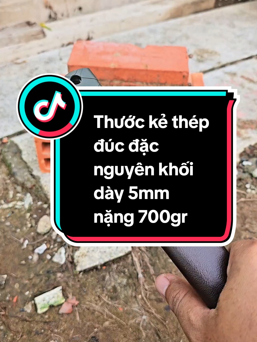 Thước kẻ thép đúc đặc nguyên khối dày 5mm nặng 700gr, có bao da chiều dài 63cm, kích thước đo 50cm. #thuockethepnguyenkhoi #thuockethep #thuockenguyenkhoi #dungcutuve 
