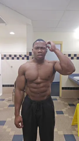 Barely fit in the phone screen😭🤳#Fitness #workout #18 #bodybuilding #freshman #workout 