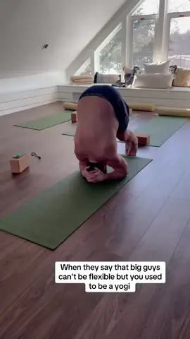 The commentary is sending me 🤣 #yoga #flexible #headstand #backbend