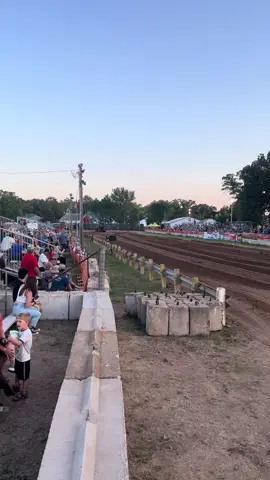 @Garrett got me excited by posting a video of the 54 so I had to go dig one up from 2022. To bad the trans pressure is a flatliner. She will be back! #5488 #international #sassyfarmtractors 