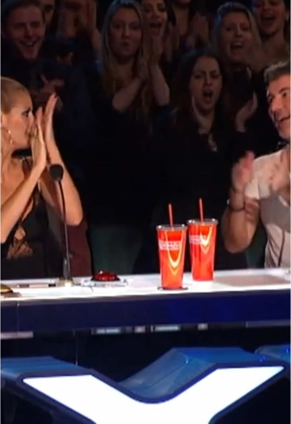 LA QUE DIGA QUE YO NO ESTUVE AHÍ ES PORQUE NO VE TELEVISIÓN JAJAJA  Los jurados no lo podían creer. El público, de pie, aplaudiendo sin parar. Una presentación digna de final de Got Talent. Pero no fue un show de canto ni de baile… fue la magia de estas ondas. ¿Quién se imaginaría que un simple tubito pudiera lograr ondas tan hermosas, que pareciera que salí de la peluquería  Y lo mejor… Sin plancha. Sin calor. Sin maltratar mi cabello. Solo resultados tan impactantes que dejarían a cualquiera sin palabras y con la boca abierta  Porque esto no es solo para peinarte. Es para brillar.   #ondas #ondassincalor #cabello #cabelloperfecto #satin •	#CuidadoCapilar 	•	#ScrunchiesColombia#accesoriocabello •	#humor  	•	#comedia •	#fun#funny#mem#memes#ris#risas	#gra#gracioso	#mem#meme	#fun#funnymemes	#lol#lol#dan#dankmemes	#fyp#fyp	#for#foryoupage	#vir#viral	#tre#trending#tik#tiktok#tik#tiktokchallengcom#comedia#vid#videoviral#tik#tiktokviral#vir#viraltiktok#tre#trend#exp#explorepage#par#paratirati  	•	#fun#funny#mem#memes•	#mem#meme	#fun#funnymemes	#lol#lol#dankmemes 