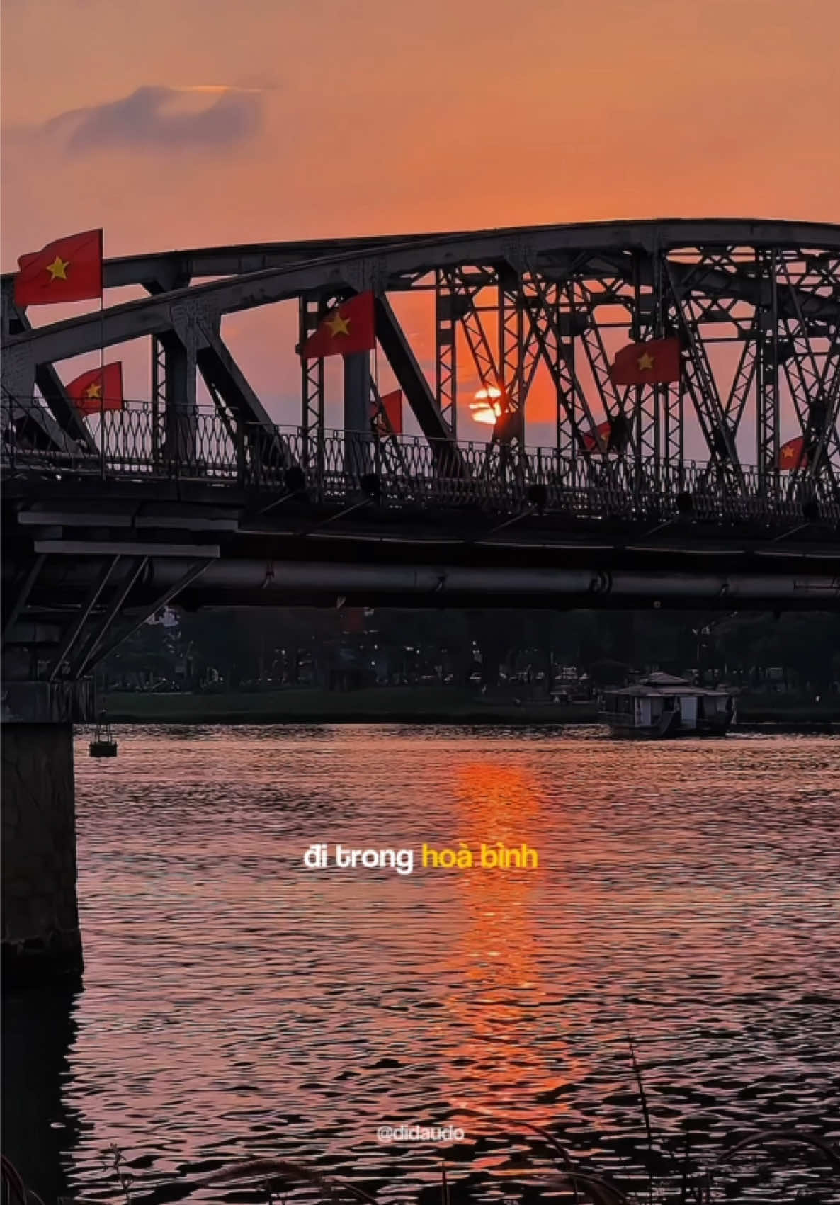 Đi trong hoà bình 🇻🇳🇻🇳 Hoàng hôn Huế cũng như muốn hoà vào màu cờ đỏ sắc áo 🇻🇳  #hue #vietnam #30thang4 #dulichhue #checkinhue #hoanghonhue #sunset #tiktok #huế #dulich #hue75 #didaudo 
