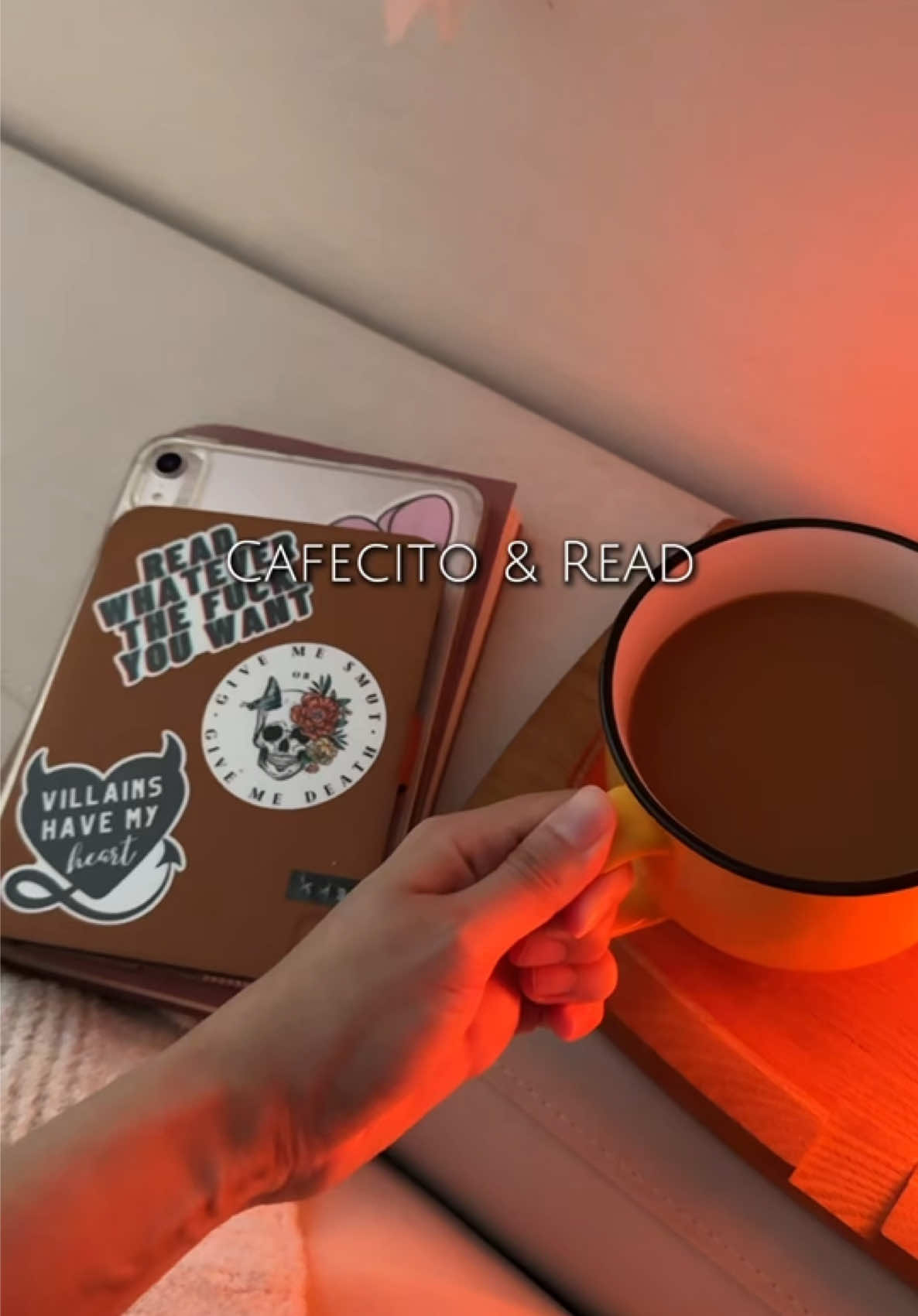 Cafecito con un libro ✨📖🫶🏽  #BookTok #coffee #cafecito #cafe #libro #books #reading #cozycorner #latinacontentcreator #cozyhome 