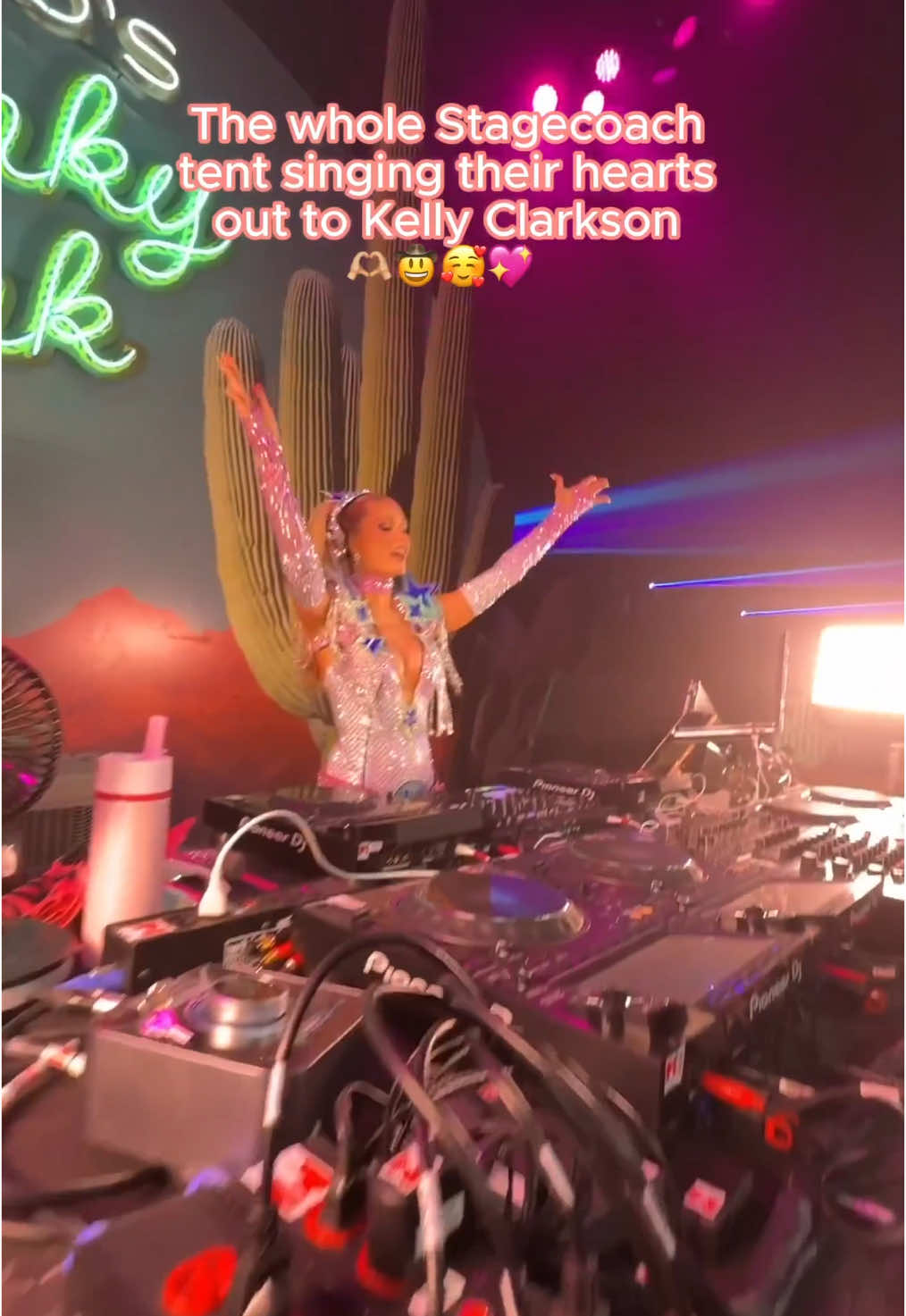 How could you not sing along to this @kellyclarkson banger? 🎶🎤 The crowd was #sliving for “Since U Been Gone” at #Stagecoach2025 ✨🤠