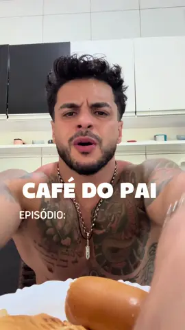 Meu café da manhã: 2 pães franceses, 40g de queijo muçarela, 30g de requeijão light, 25g de leite desnatado em pó = ±530 kcal . Passei muito tempo acordando e caindo em tentação logo cedo. Aqui em casa é assim todo dia: bolo, bolo frito, tudo que você imaginar. E eu não conseguia me segurar. Começava o dia comendo o que via pela frente e já chegava no almoço com mais fome ainda , e com umas 800 a 1000 kcal já nas costas kkkk  . Mas teve um momento que eu decidi: não quero mais essa vida de obesidade pra mim. Foi aí que eu tive que parar de agir por impulso e começar a agir com a razão. Sabe por que hoje eu prefiro tomar meu café da manhã com pão, queijo, requeijão e ovos ?  Porque é uma comida gostosa, que me dá prazer, tá dentro da minha dieta, me sacia e me ajuda a emagrecer. Enquanto o bolo é basicamente açúcar e gordura — que causam um pico de glicose no sangue seguido de uma queda brusca — meu café tem proteína, carboidrato e gordura numa combinação que controla melhor a glicemia e segura a fome. O açúcar rápido só te engana: dá energia por pouco tempo e logo você quer comer de novo. Esse é o ponto: não é  cortar tudo, é sobre montar uma estratégia que você consiga sustentar. Antes eu tentava seguir dietas super restritivas e só me l@sc@v@ … Hoje eu sigo um plano que cabe na minha realidade, que me satisfaz, e por isso eu consigo manter !  E sem constância, ninguém muda o shape. . . . . #viralvideos #fypシ #dieta #fypppppppppppppppppppppppppppppppppppppppppppppppppppppppppppppppppppppp 