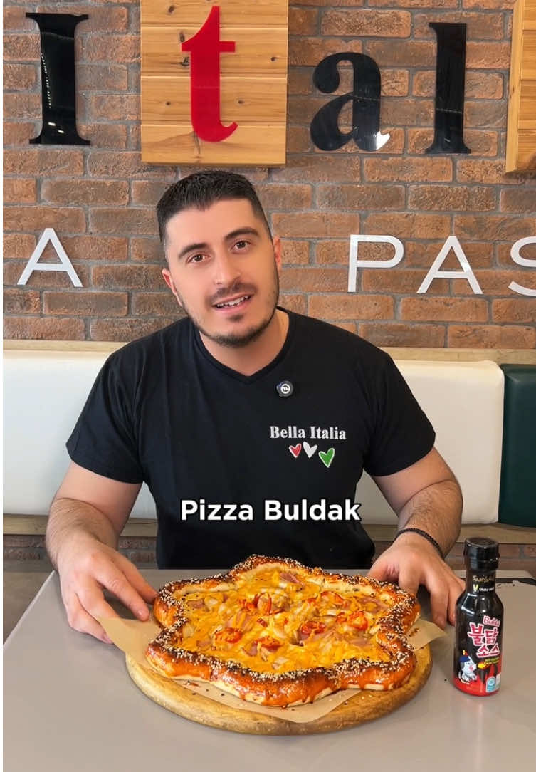 🔥 New Pizza Buldak Hot 🔥 Για όσους αγαπούν τις έντονες γεύσεις και το λιωμένο τυρί! Cheddar, gouda, mozzarella, τραγανό μπέικον, φιλέτο κοτόπουλο και με γέμιση αγελαδινό τυρί στην κόρα! 😍 Ό,τι πιο πικάντικο, λαχταριστό και γεμάτο γεύση έχεις δοκιμάσει! ❤️ Είσαι έτοιμος να απογειώσεις τον ουρανίσκο σου;  __________ ☎️ 23510 23107 📞 697 569 6347 What’s up 🛵 Delivery⁣ 🚀 Takeaway⁣ 📍 Ανδρούτσου & Αριστοτέλους Γωνία | Κατερίνη __________ #Pizza #Bella #Italia #katerini #greece #yummy #pizzalovers #cheesy #lovers #spicy #hot  #newpizza #pizzabuldak 