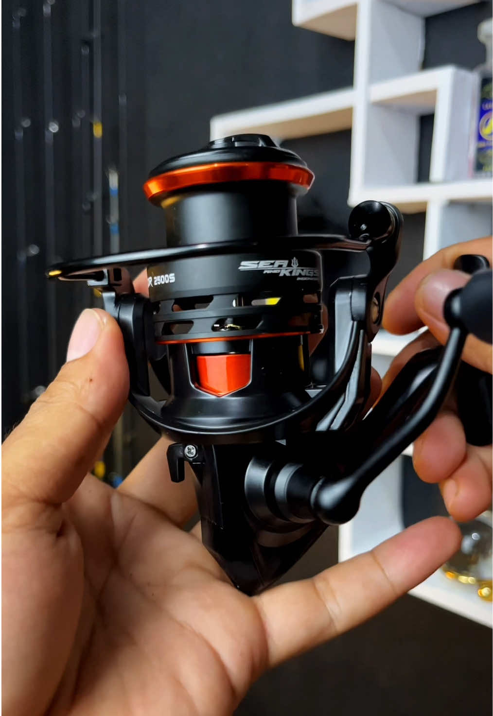 Reel pancing warna hitam doff seakings predator reel pancing power handle ph salt water sw waterproof anti air power handel spinning casting jigging popping catrol pancing seaking murah bunyi clicker kliker nyaring tahan air laut  asin tidak karatan material bahan handel handle spool spul metal logam ukuran 2000 3000 murah berkualitas untuk mancing laut danau drag 13 kg #reelpancing #katrolpancing #reelseaking #reelpancingpowerhandel #reelsaltwater #reelsudahsw #reelpowerhandle #rilpancing #relpancing #reelseakings #reelberkualitas #reelspoolmetal #reelpancingmurah #rilpancing #reelpancing #seakingspredator 