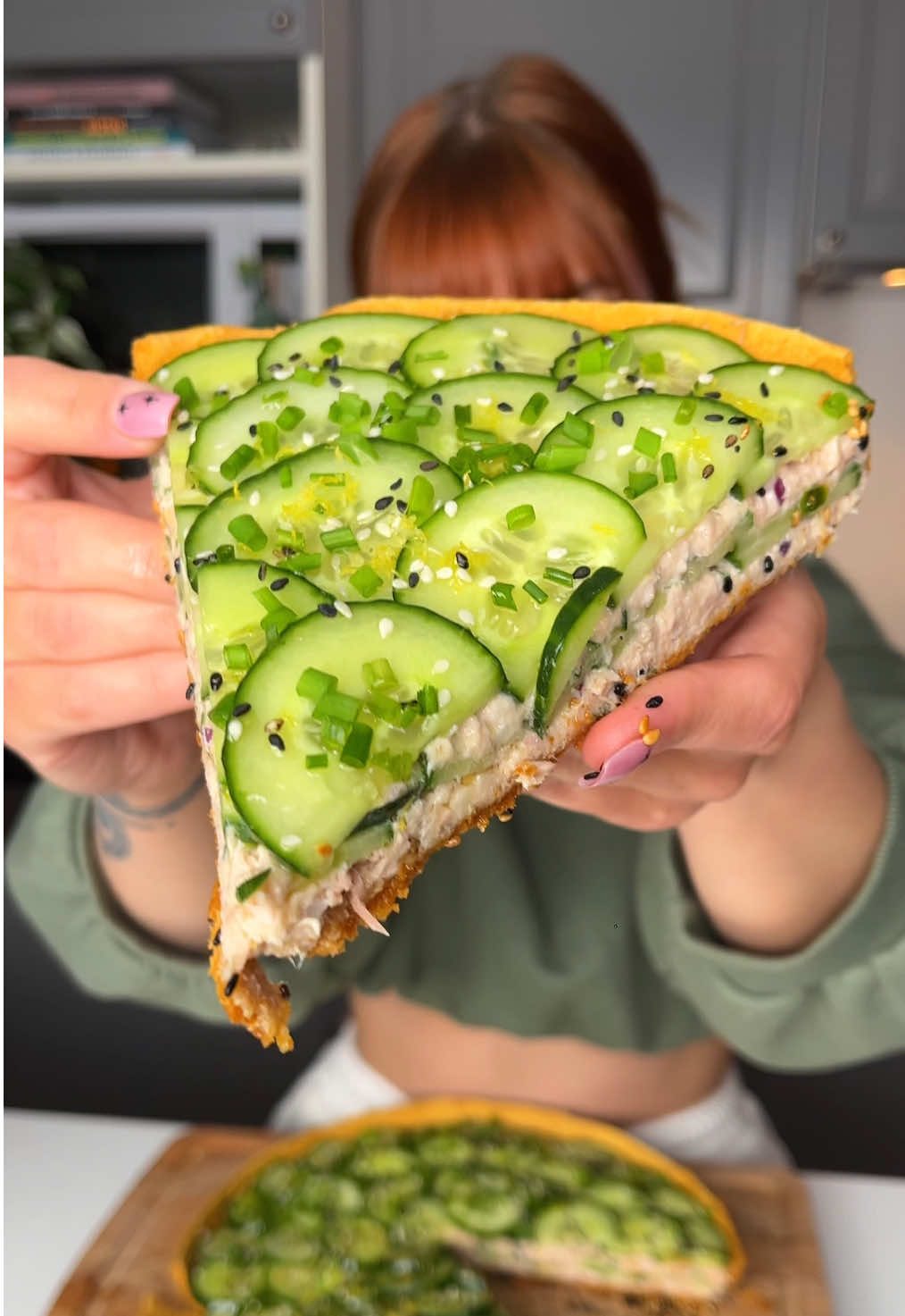 Tarte au concombre, thon et fromage frais 🥒✨ Une vraie dinguerie cette recette, j’ai vraiment adoré la combinaison de cette tarte ! Une folie 🫠💛 Vous allez avoir envie de la refaire tout l’été 🫢🤯🤤 Recette by @charlie.ma.vie 🥒 ✨ Ingrédients • 1 pâte brisée • Huile d’olive • Graines de sésame noir & blanc • 3 boîte de thon • 5 c. à soupe de fromage à tartiner (type St Môret) • 1/2 oignon rouge émincé • Zeste de citron • Ciboulette fraîche • 1 à 2 concombres (selon leur taille) Instructions 	1.	Préchauffe ton four à 180°C. 	2.	Déroule la pâte et place-la sur l’envers d’un moule à tarte. Badigeonne d’huile d’olive et parsème de graines de sésame. 	3.	Enfourne à 180 degrés pendant 30 minutes . Laisse refroidir. 	4.	Pendant ce temps, mélange le thon, le fromage à tartiner, l’oignon rouge émincé, du zeste de citron et de la ciboulette ciselée. 	5.	Coupe les concombres en rondelles fines. 	6.	Une fois la pâte refroidie, monte la tarte : une couche de crème thon, une couche de concombres, et on recommence. 	7.	Finition : un filet d’huile d’olive, un peu de zeste, ciboulette, quelques graines… et c’est prêt ! Régalez-vous 🫶 #recipe #yummy #comfortfood 