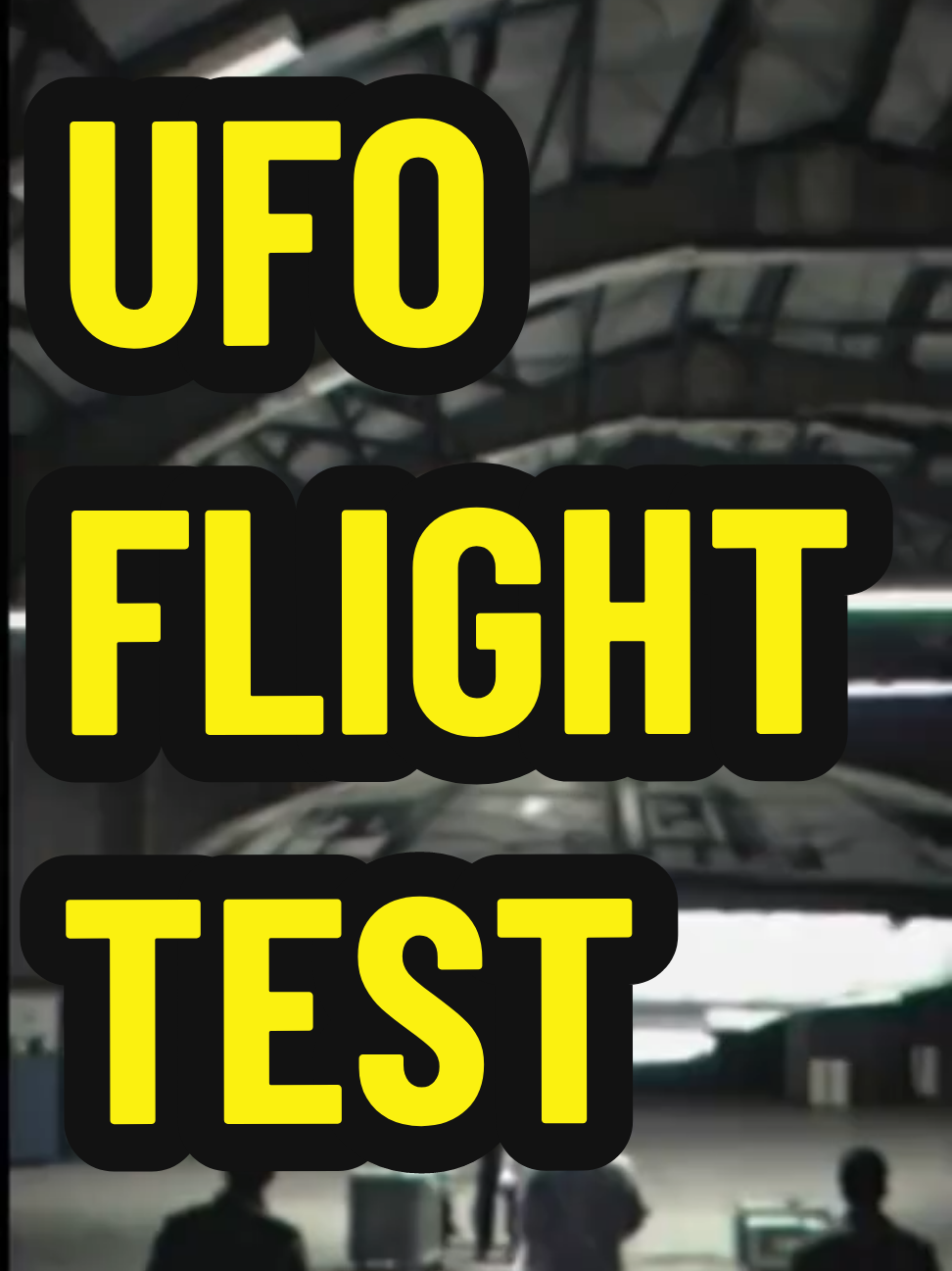 REAL UFO TEST FLIGHT. Un equipo de científicos consigue  hacer elevar vuelo por unos instantes un objeto con forma de aplanada, aparentemente sin piloto. En la grabación se ven otros vehículos sin despegue, no sabemos si con habiendo realizados pruebas de vuelo previas o con otras finalidades. Qué opinas de ésto?