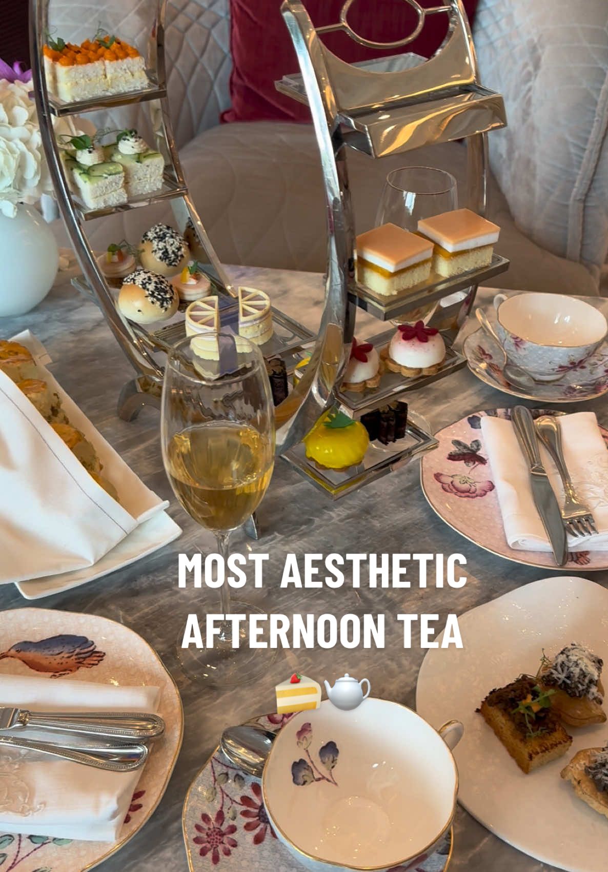 Doha really does it best 🫖🍰🤩 #rafflesdoha #afternoontea #doha #dohaqatar #dohatiktok #doha_qatar #thingstodoindoha #dohalife 