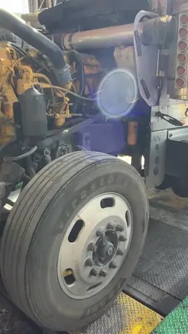 ¿Este es tu amortiguador? Totalmente comprimido y sin rebote… Está muerto. Y eso te está costando suspensión, llantas y control. En The Truck Savers cambiamos y montamos con técnica, no a golpes ni a suposiciones. Los Fierros Nunca Mienten. La Bailada Siempre es Gratis… hasta que el camión se va solo. www.thetrucksavers.com store.thetrucksavers.com #truckrepair #amortiguadores #trucksuspension #labailadasiempreesgratis #camiones